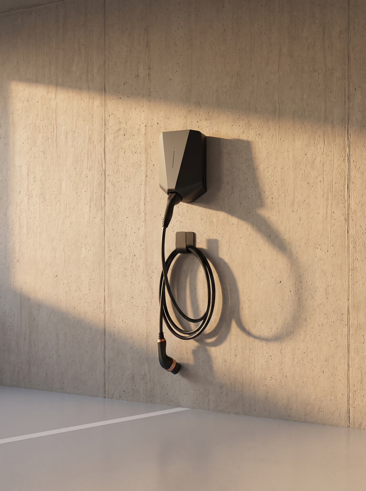 Wallbox mit aufgehängtem Ladekabel an einer Betonwand in einer Tiefgarage
